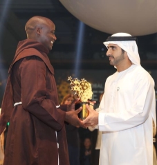В Дубае "лучшему учителю в мире" вручили миллион долларов | Пикабу